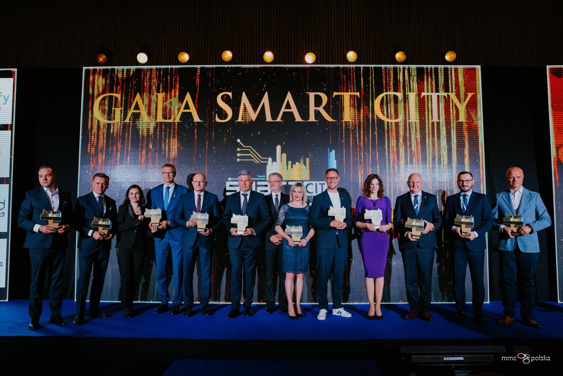 Galeria zdjęć przedstawia galę rozdania nagród "Smart City Awards". - grafika artykułu