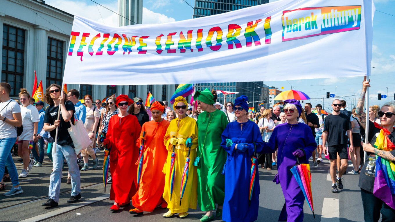 Na zdjęciu Tęczowe Seniorki idące w Marszu Równości
