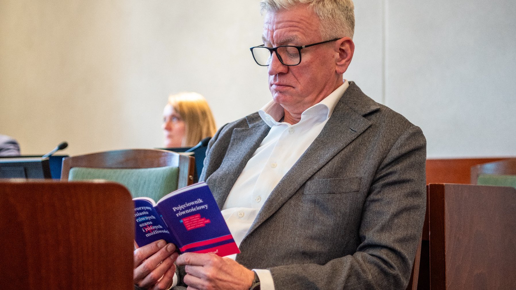 Na zdjęciu prezydent Poznania czytający pojęciownik