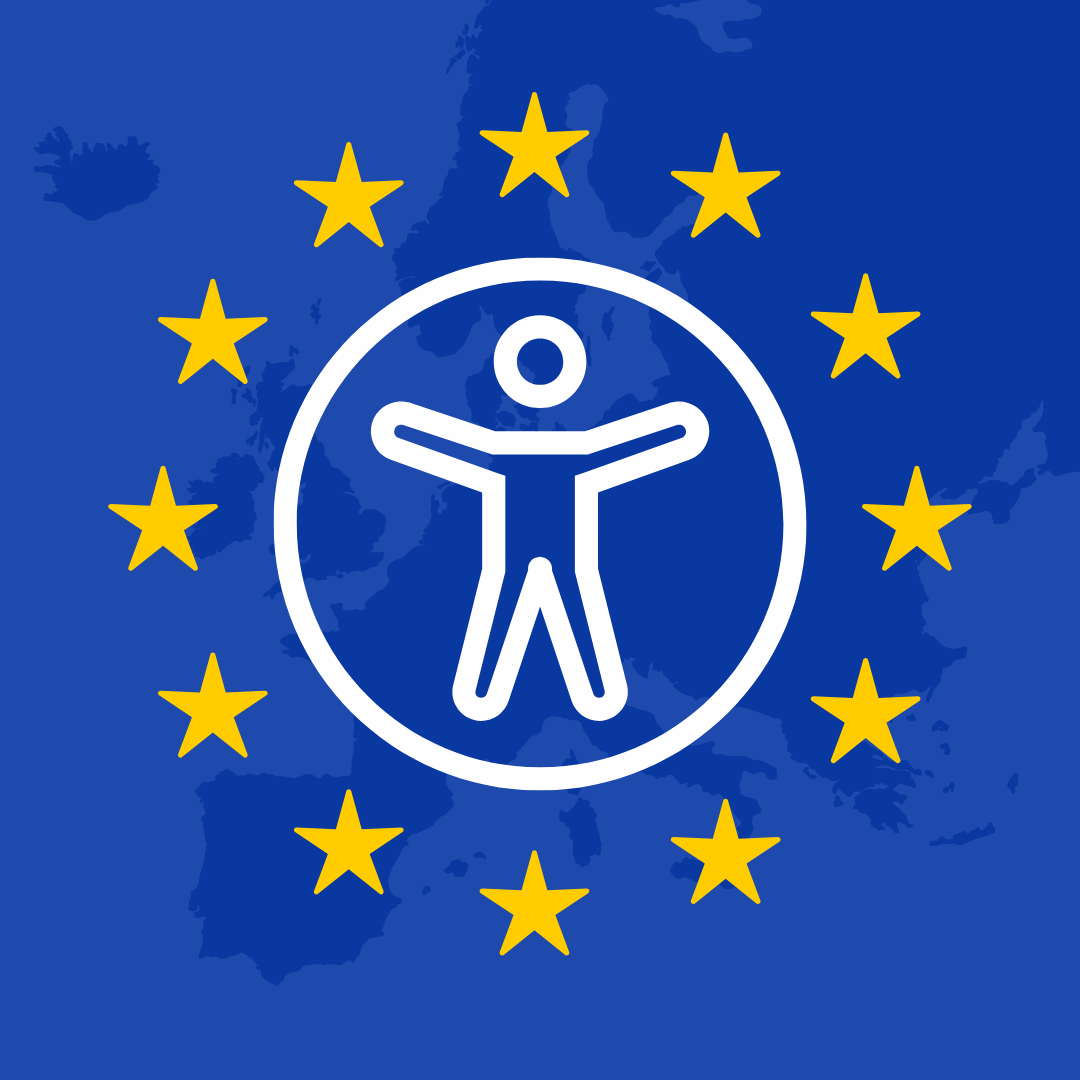 Biała ikona ludzika, która symbolizuje dostępność jest umieszczona w środku gwiazd Unii Europejsiej. W na jasnoniebieskim tle ciemnobieski konktur Europy. - grafika artykułu