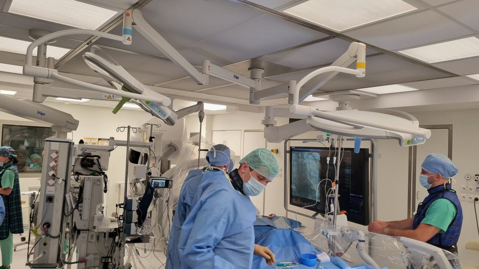 Zdjęcie przedstawia lekarzy na sali operacyjnej.