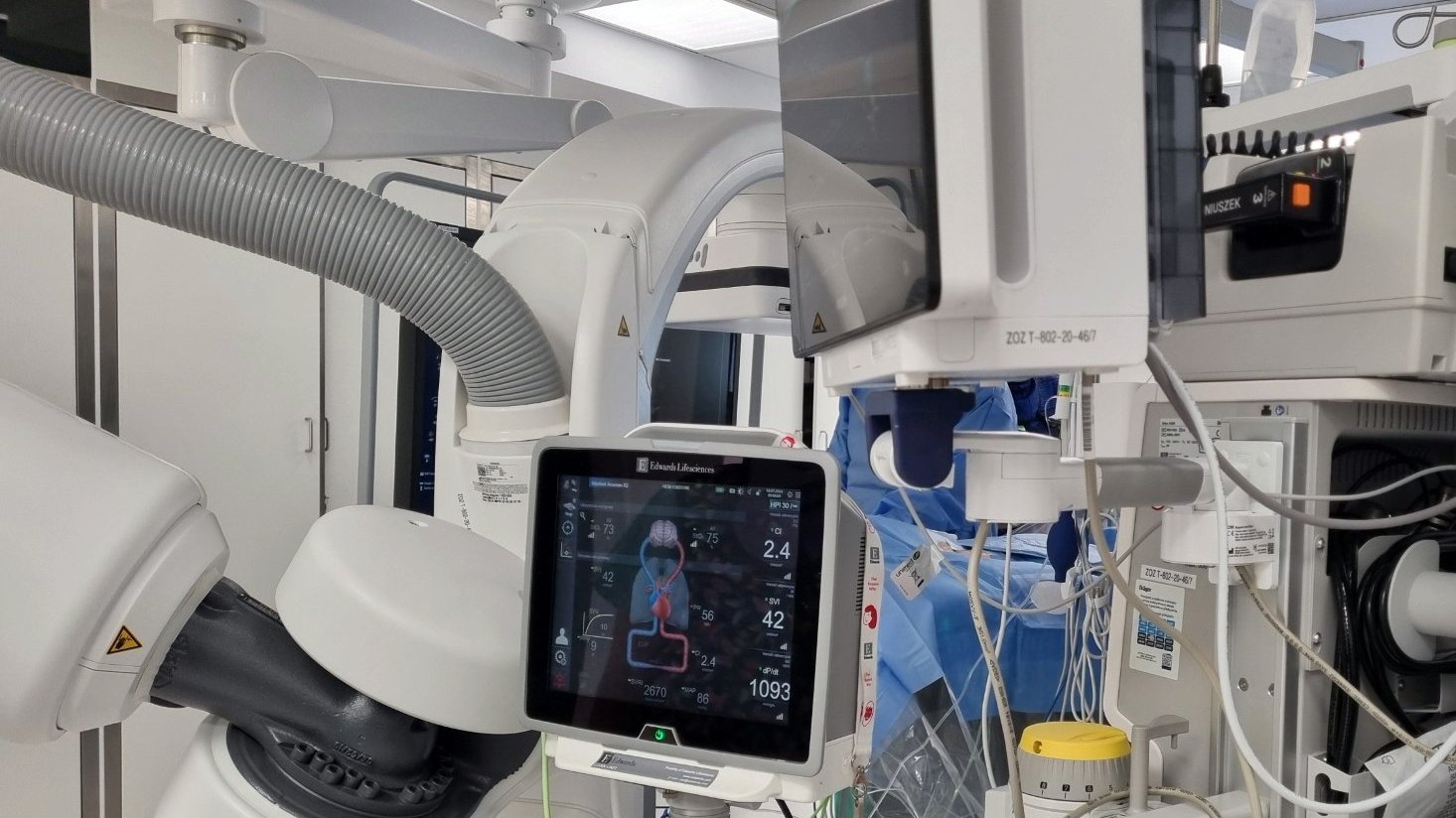 Zdjęcie przedstawia sprzęt na sali operacyjnej, w tym nowoczesny monitor.