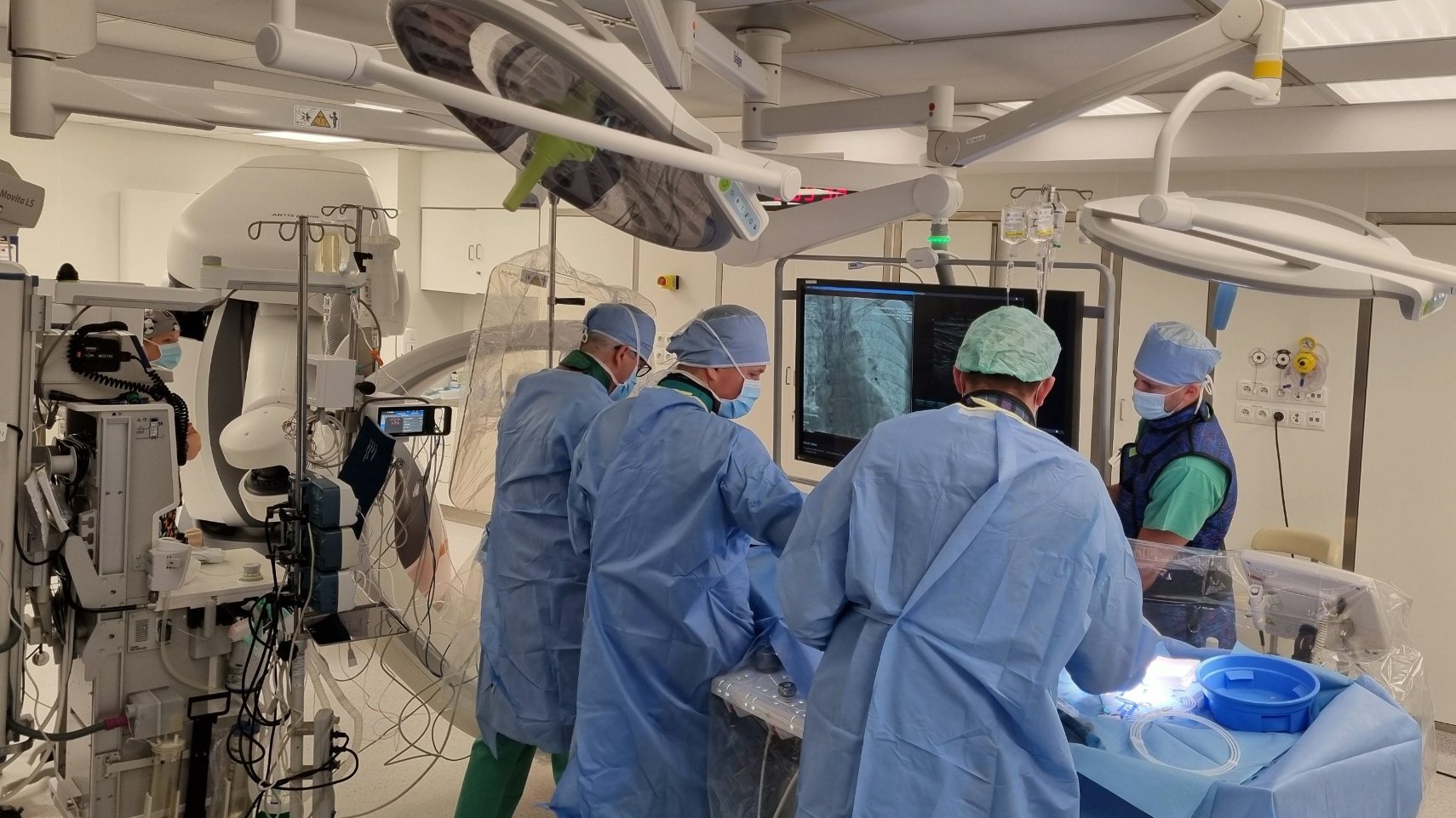 Zdjęcie przedstawia lekarzy na sali operacyjnej.