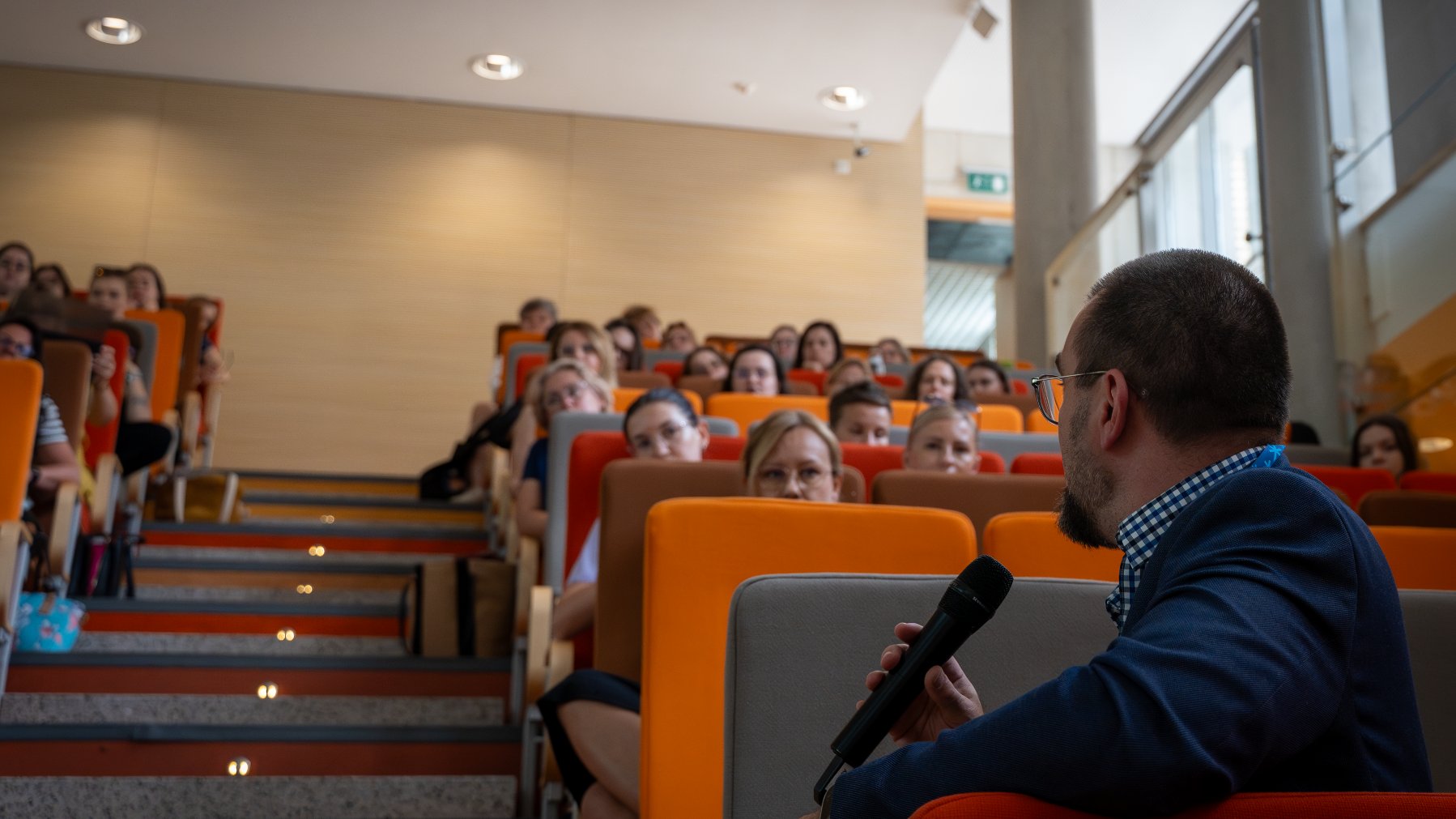 Zdjęcie przedstawia konferencję "Neuroróżnorodność w pracy".