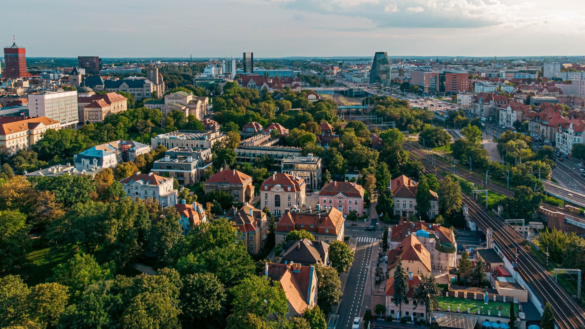 Na zdjęciu Poznań z lotu ptaka, w tle Bałtyk, na pierwszym planie tory PST