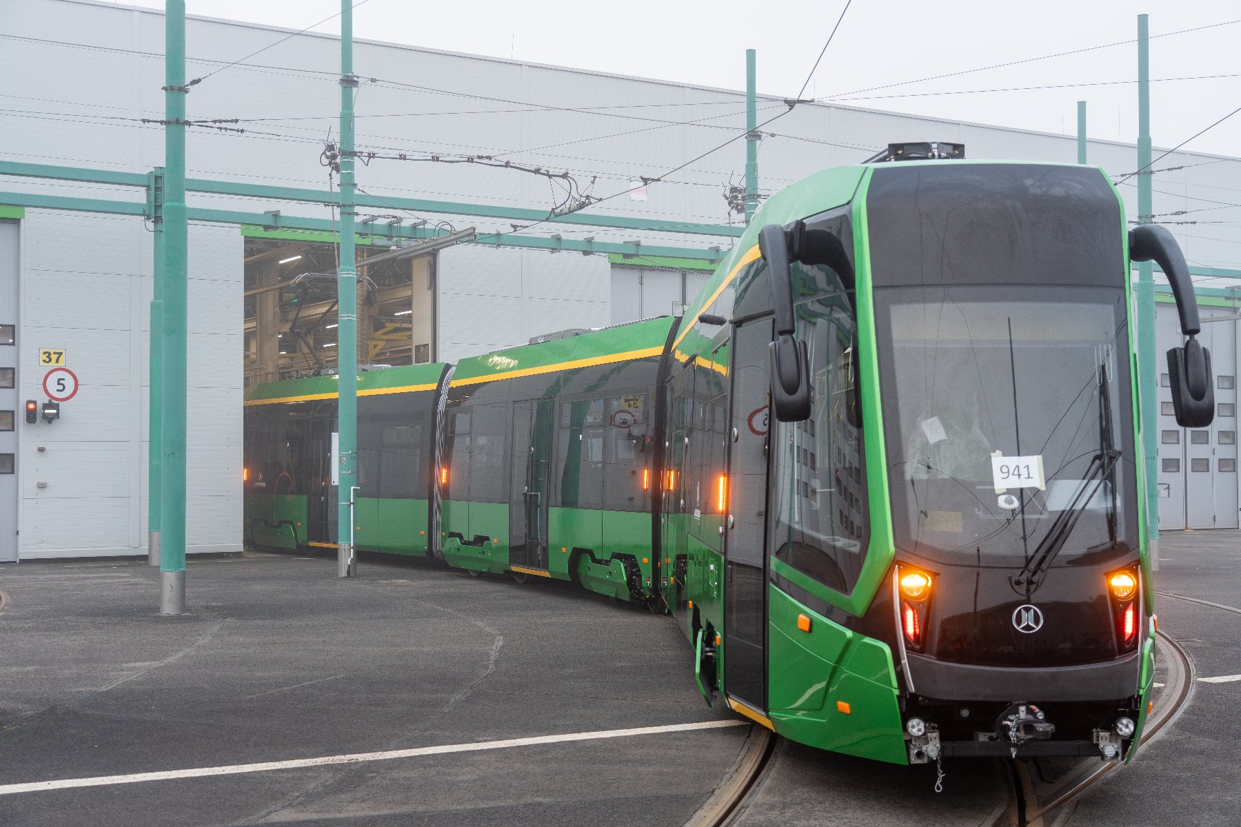 Na zdjęciu tramwaj wyjeżdżający z zajezdni - grafika artykułu