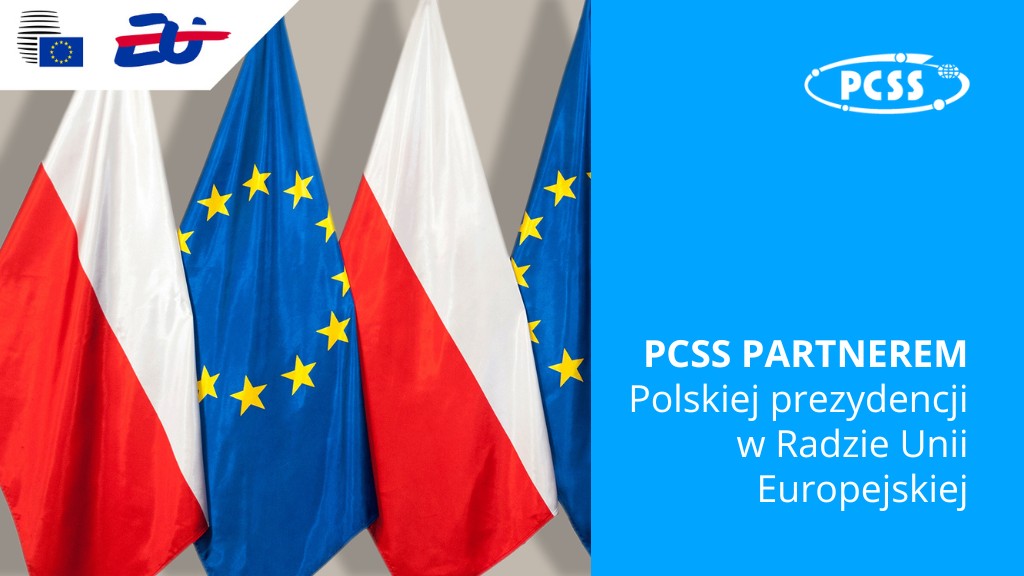 Cztery flagi obok siebie, na przemian stoi biało-czerwona flaga Polski oraz granatowa flaga UE z zółtymi gwiazdkami. Obok jasno-niebieski prostokąt z napisem: "PCSS partnerem Polskiej prezydecji w Radze Unii Europejskiej". - grafika artykułu