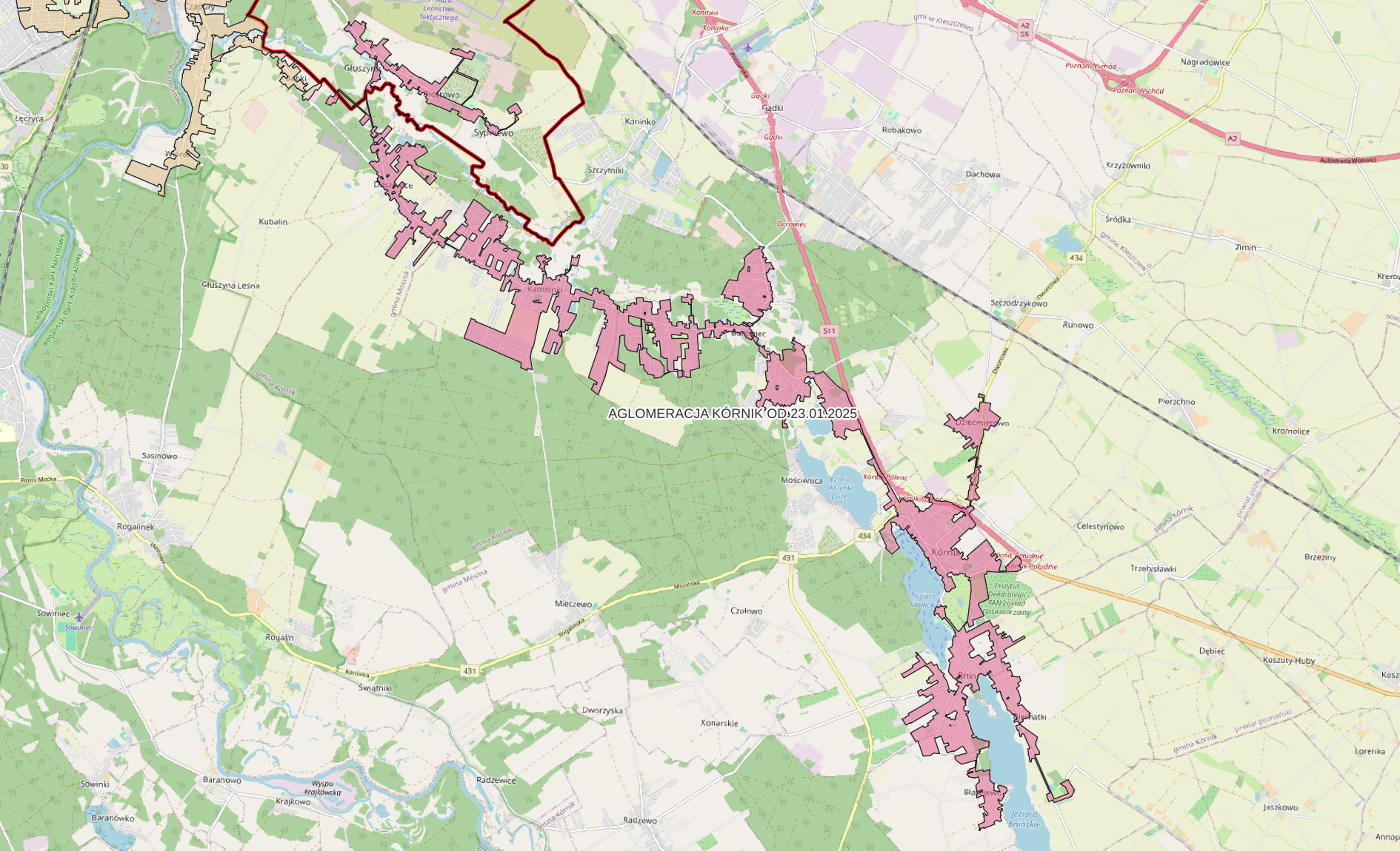 Mapa ilustrująca obszary i granice aglomeracji Kórnik, obowiązujące od 23 stycznia 2025 r., osadzona na tle szczegółowych danych z OpenStreetMap. Na mapie wyraźnie zaznaczono administracyjne granice aglomeracji wraz z głównymi drogami, terenami miejskimi i charakterystycznymi elementami krajobrazu, co pozwala zorientować się w strukturze i rozmieszczeniu poszczególnych obszarów. - grafika artykułu