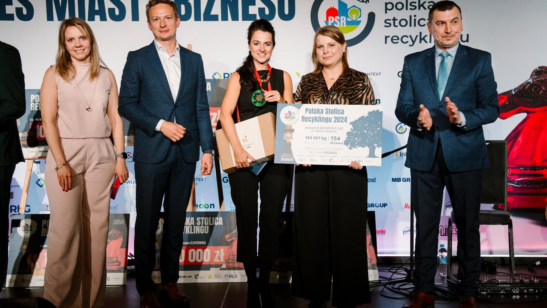 Na zdjęciu widać laureatów konkursu Polska Stolica Recyklingu. Na scenie stoi pięć osób - trzy kobiety i dwóch mężczyzn