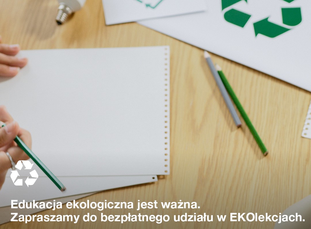 Na zdjęciu widać biurko z przyborami do pisania i rysowania. Na dole kadru jest informacja o możliwości zgłaszania placówek do udziału w bezpłatnych ekolekcjach - grafika artykułu