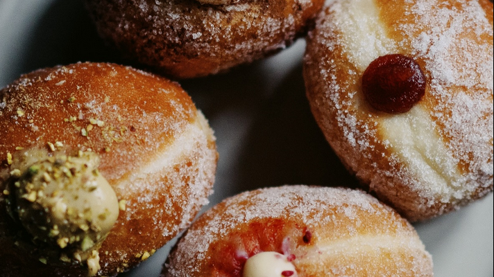 Pączki z konfiturą różaną, z nadzieniem pistacjowym, tiramisu czy creme patissiere z malinami.