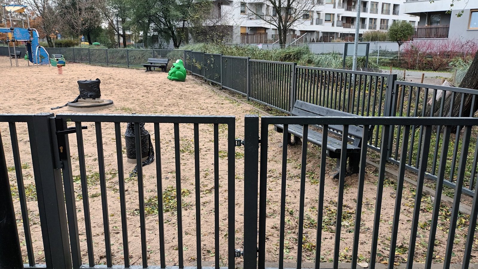 nowe ogrodzenie placu zabaw - furtka