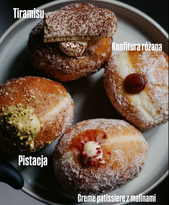 Poza tradycyjnymi pączkami z konfiturą różaną, coraz większym zainteresowaniem cieszą się pączki z nadzieniem pistacjowym, tiramisu czy creme patissiere z malinami, fot. Lastryko Cafe Pączki z konfiturą różaną, z nadzieniem pistacjowym, tiramisu czy creme patissiere z malinami.