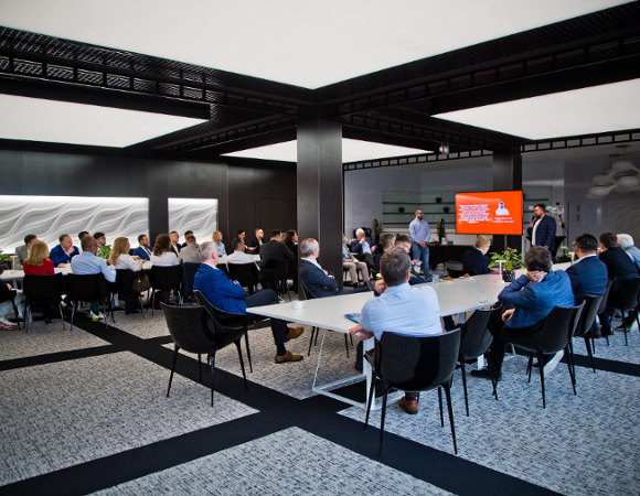 Europejskie Targi Nauki są okazją do zaprezentowania się w gronie Partnerów Poznań CityLab dwóch nowych firm: RCS Engineering oraz Veolia Energia Poznań Sala konferencyjna, przy stołach siedzą ludzie, przed nimi ekran, na której wyświetlana jest prezentacja.