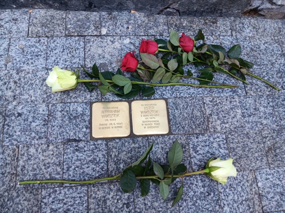 Stolpersteine przy ulicy Wrocławskiej 14, fot. Mateusz Malinowski Złote kamienie z imionami i nazwiskami wmurowane w chodnik. Obok nich leżą białe i czerwone róże.