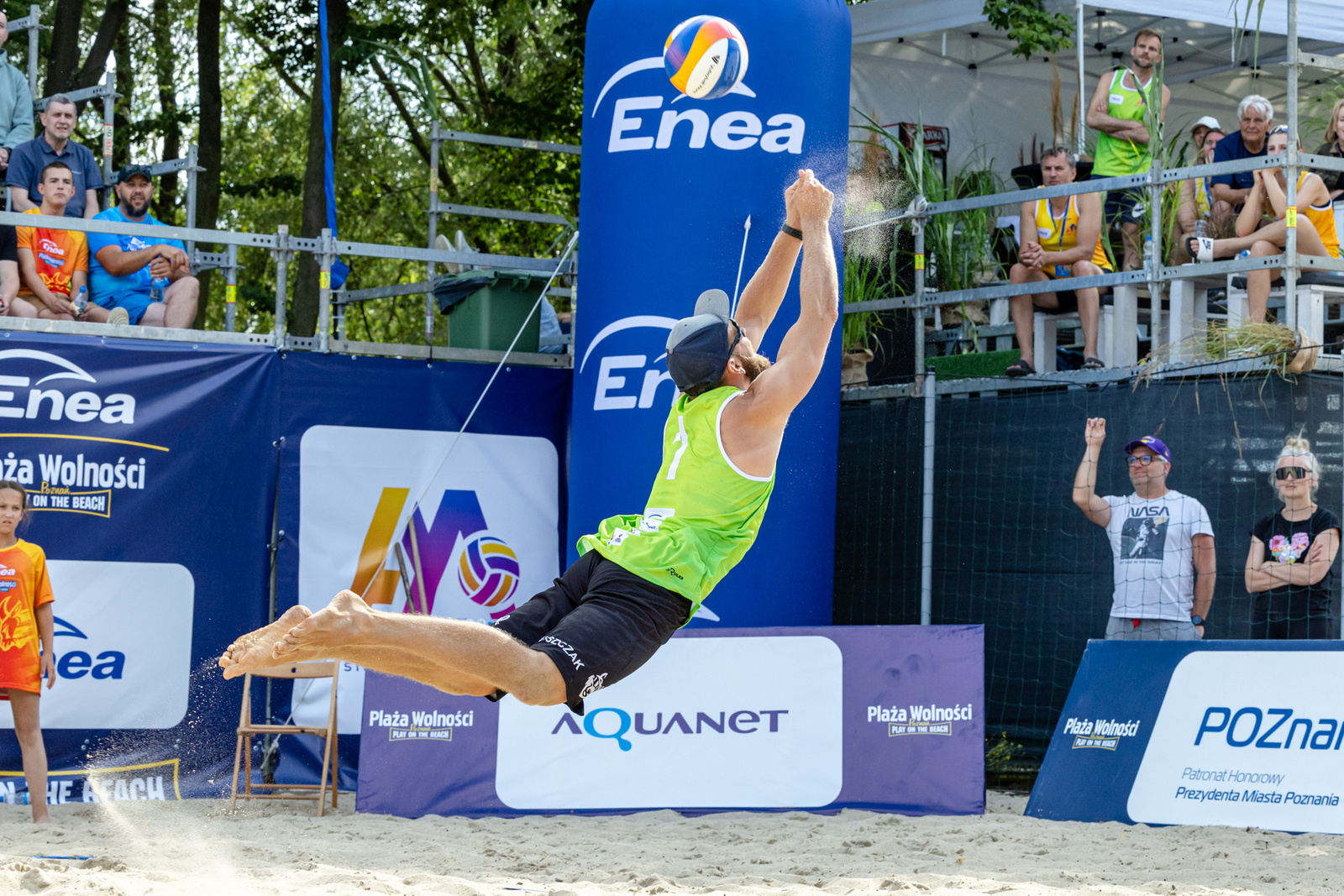 Enea Plaża Wolności 2024, fot. Piotr Rychter Enea Plaża Wolności 2024, fot. Piotr Rychter - mężczyzna rzuca się, by odbić piłkę podczas gry w siatkówkę plażową