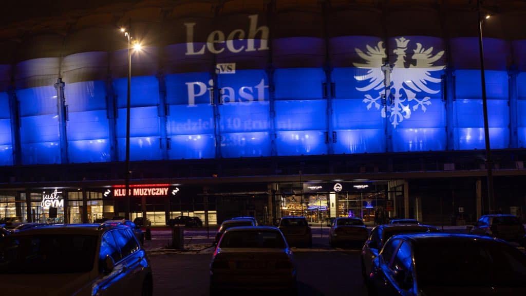 Specjalnie podświetlony stadion przy ul. Bułgarskiej na niebiesko z napisem Lech - Piast