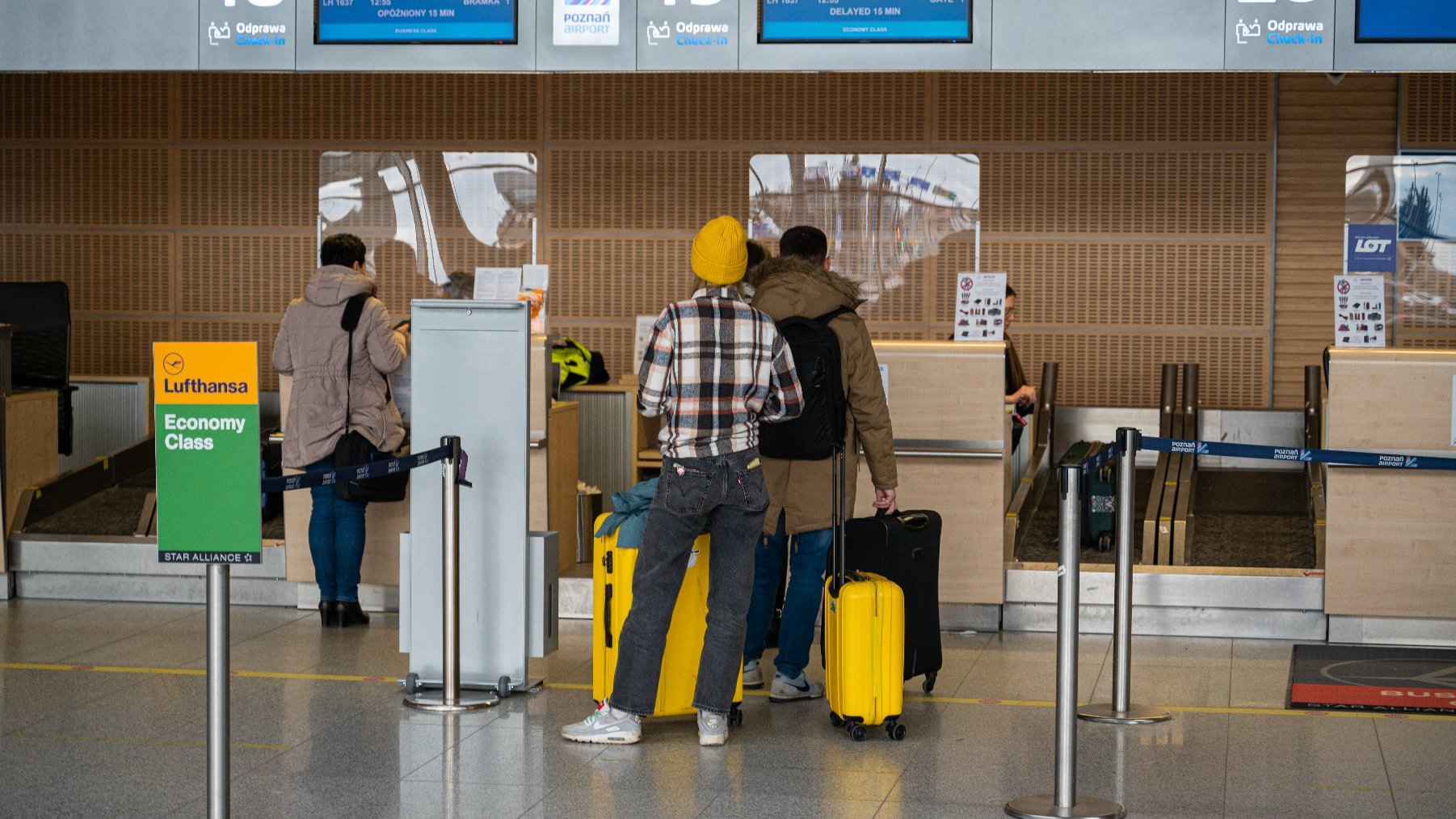 Na zdjęciu lotnisko, pasażerowie czekający na odprawę