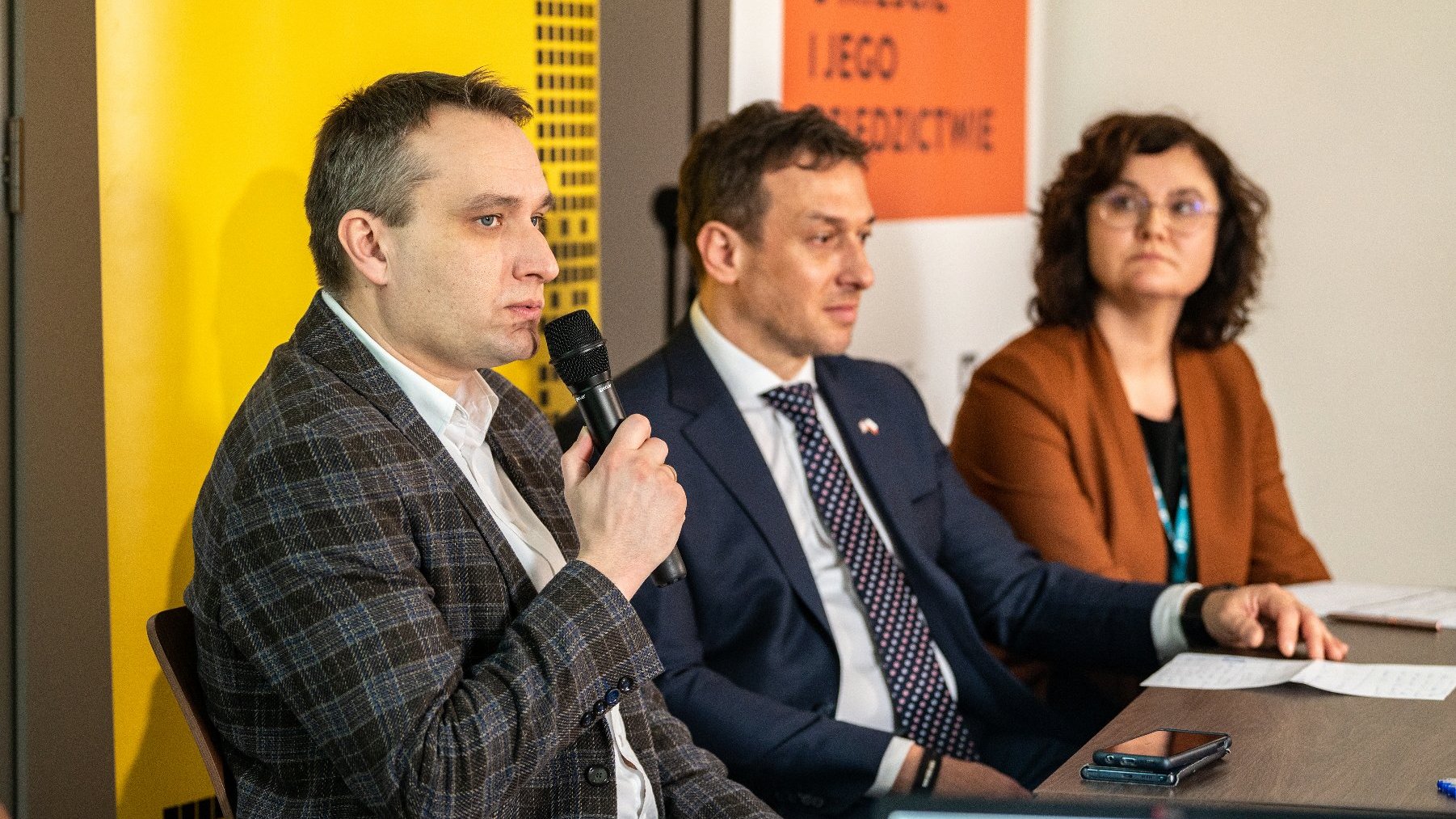 Zdjęcie z konferencji, na której był Mariusz Wiśniewski, zastępca prezydenta Poznania