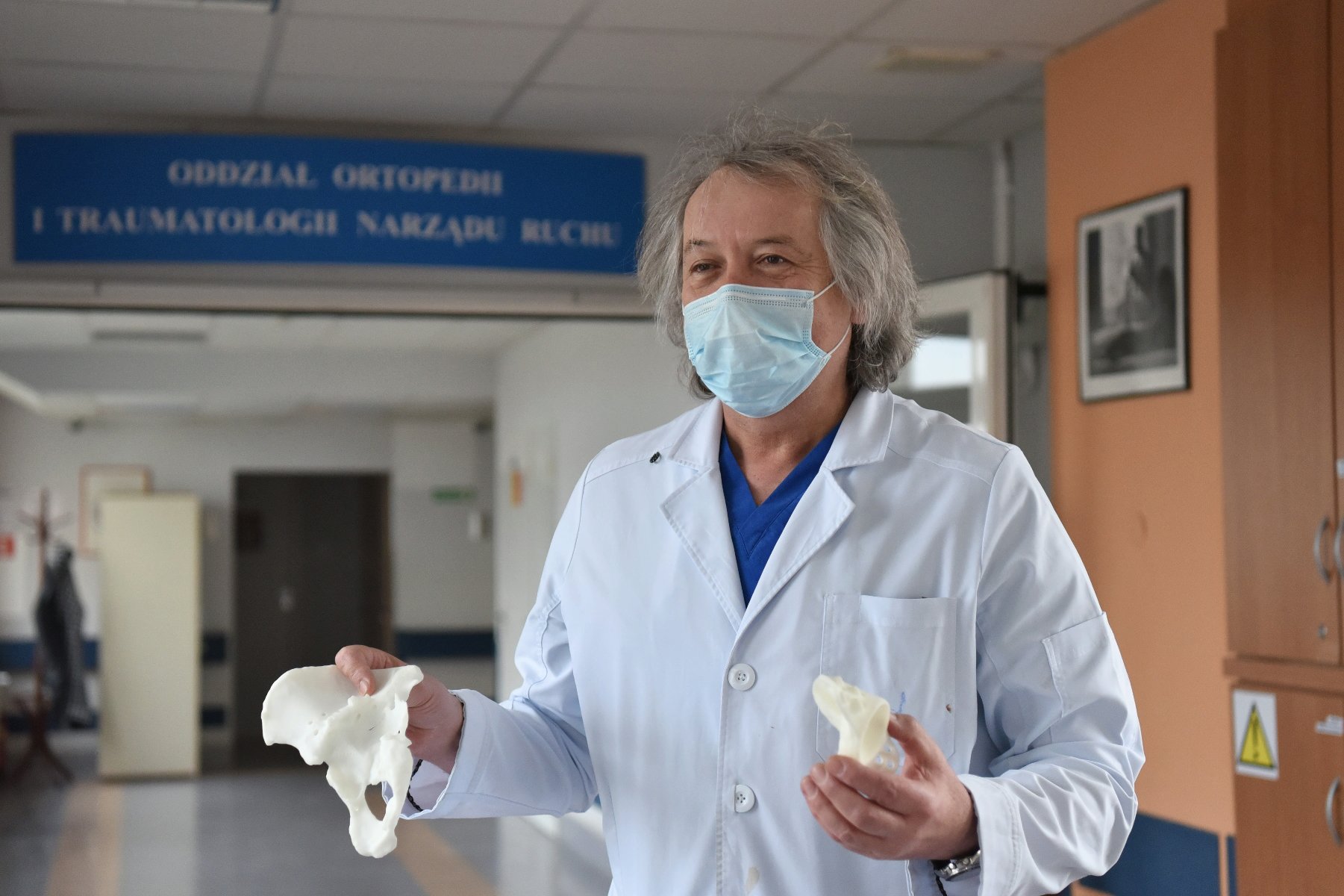 Na zdjęciu lekarz w fartuchu, trzymający modele wydrukowane na drukarce 3D - grafika artykułu