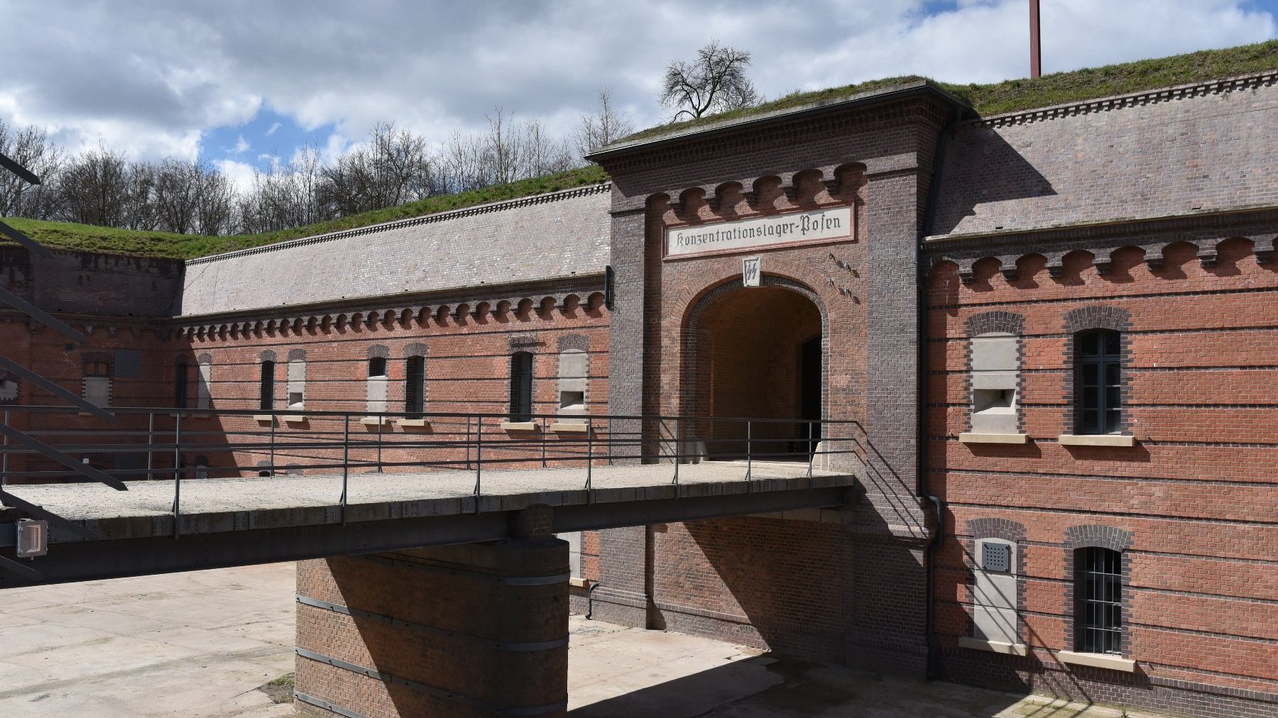 Na zdjęciu Fort VII, widać wejście do budynku