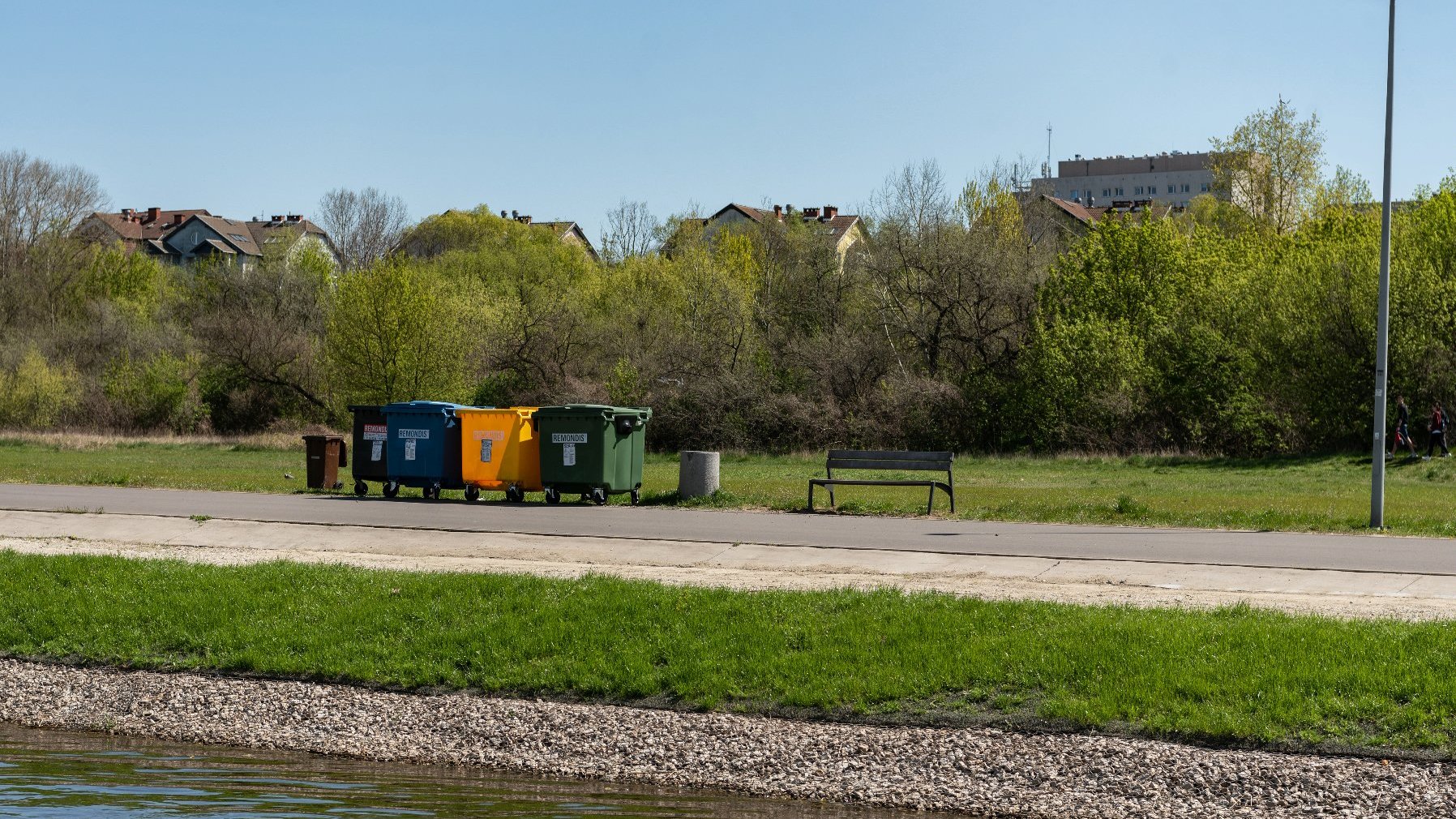 Zdjęcie przedstawia różnokolorowe pojemniki na odpady.