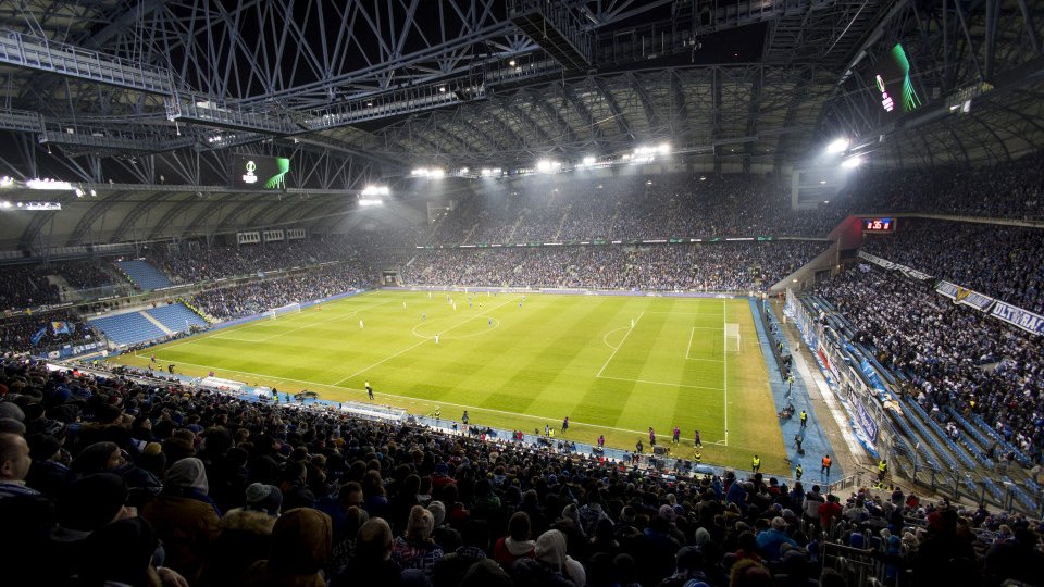 Widok na stadion wypełniony kibicami