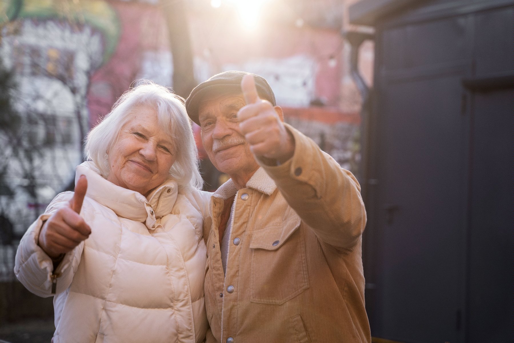 Na zdjęciu dwoje starszych ludzi pokazujących kciuki skierowane w górę - grafika artykułu