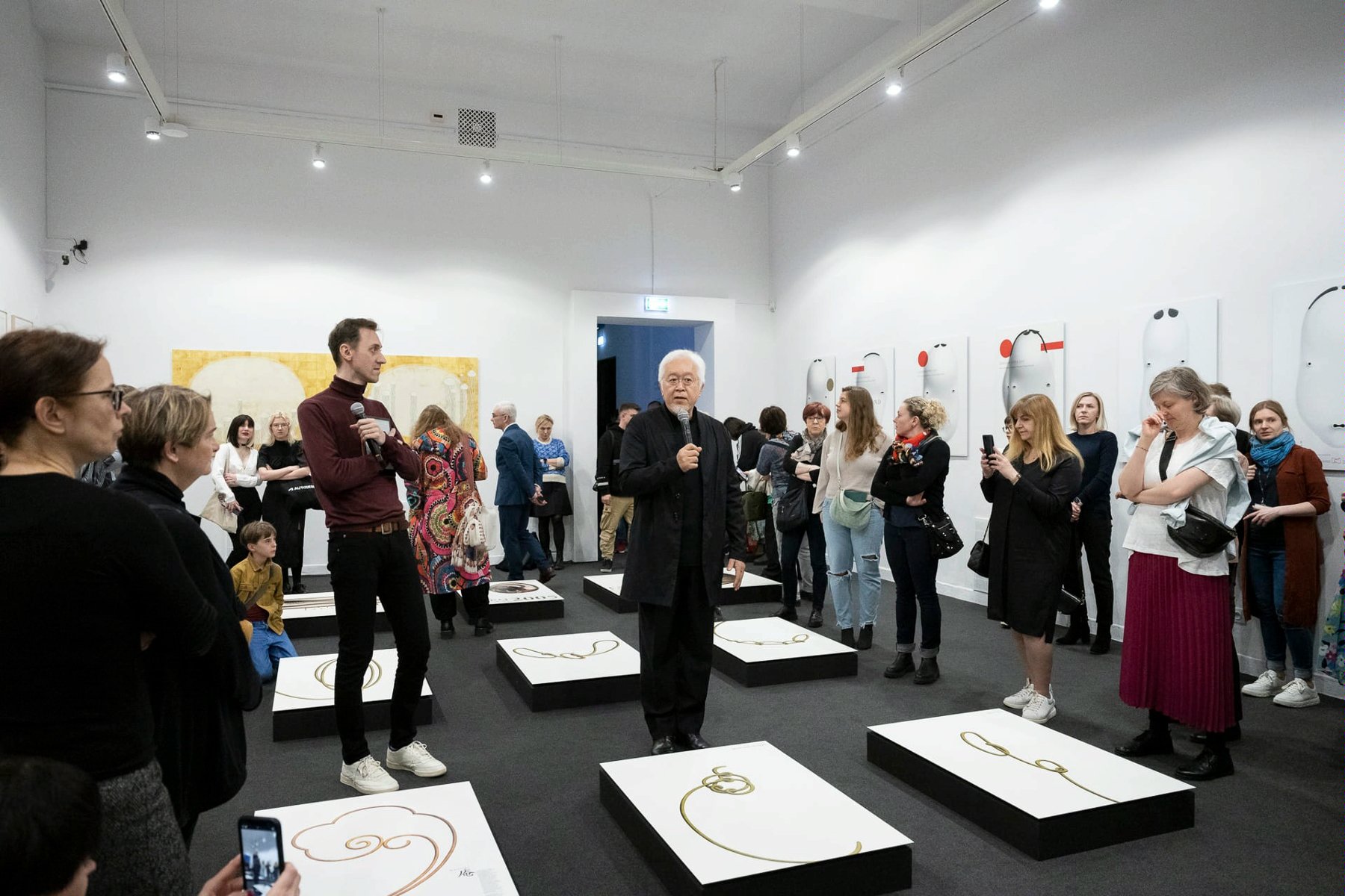 Galeria zdjęć przedstawia grupę ludzi stojąch w przestrzeni wystawienniczej w Muzeum Narodowym w Poznaniu. - grafika artykułu