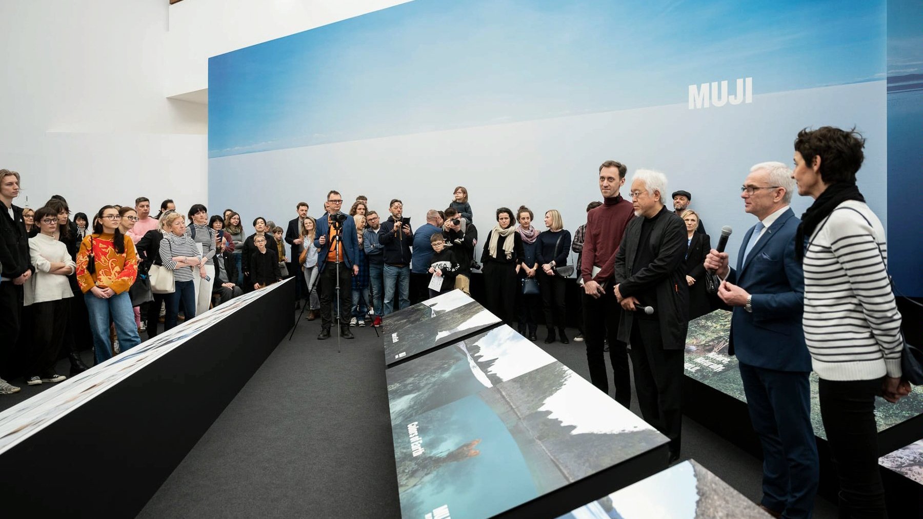 Galeria zdjęć przedstawia grupę ludzi stojąch w przestrzeni wystawienniczej w Muzeum Narodowym w Poznaniu.