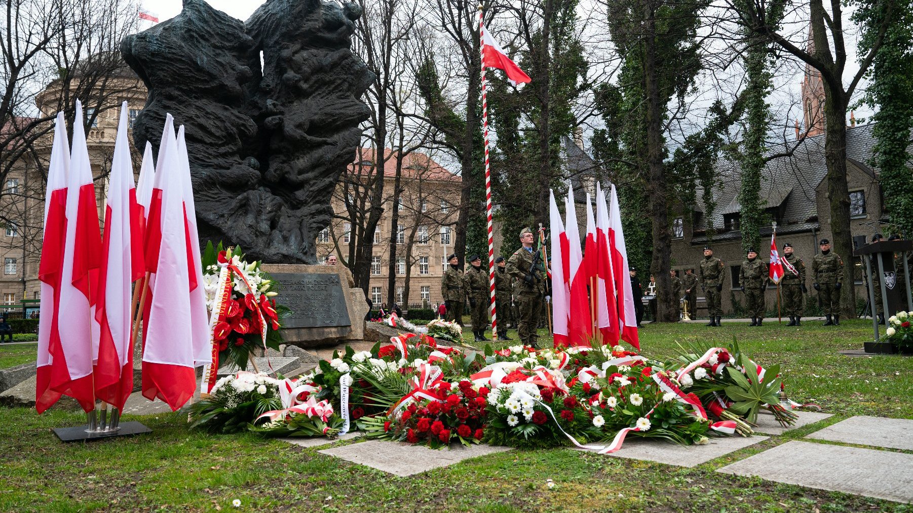 Galeria z uroczystości pod Pomnikiem Ofiar Katynia i Sybiru