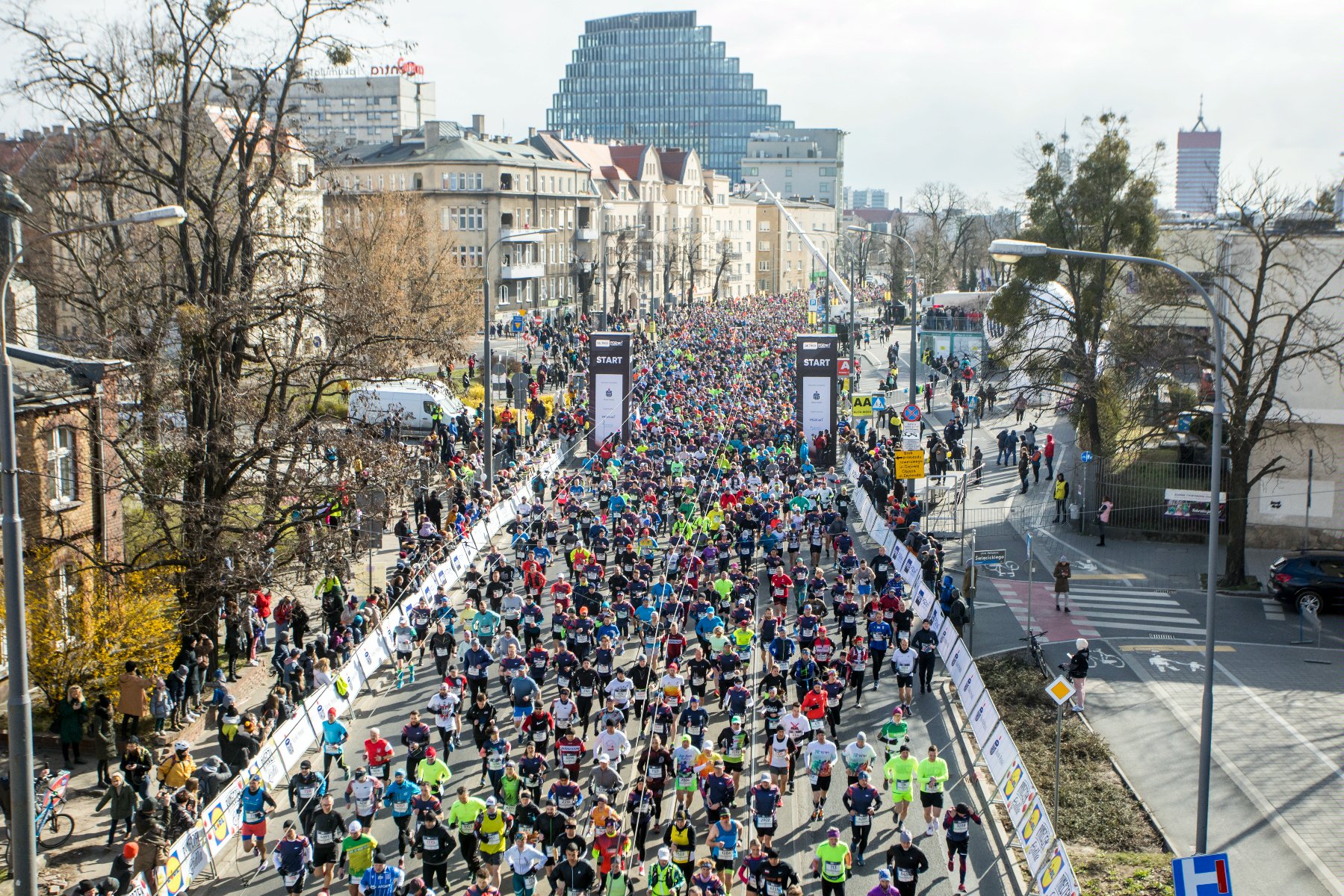 Biegacze podczas zeszłorocznego półmaratonu - grafika artykułu