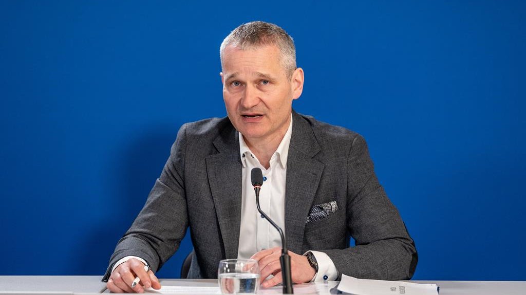 Na zdjęciu zastępca prezydenta Poznania za stołem konferencyjnym