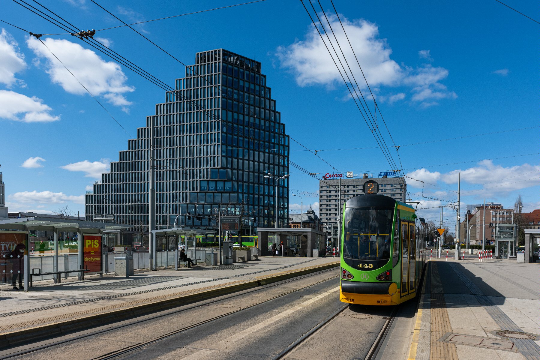 Tramwaje jadące przez most Uniwersytecki - grafika artykułu