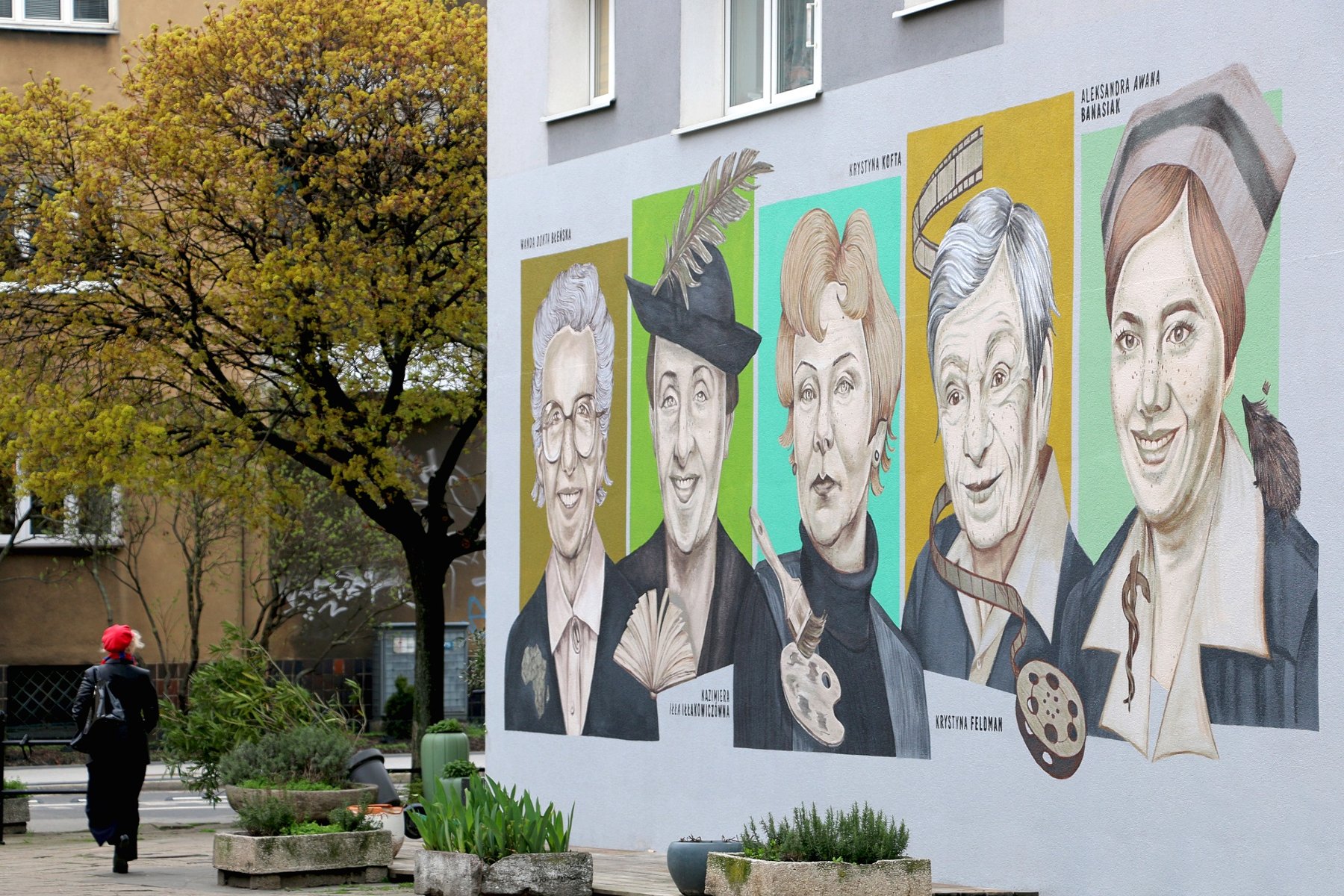 Zdjęcie przedstawia mural, na którym widać pięć związanych z Jeżycami kobiet: misjonarkę Wandę Błeńskę, aktorkę Krystynę Feldman, pielęgniarkę i uczestniczkę Poznańskiego Czerwca "56 Aleksandrę Banasiak oraz pisarki: Kazimierę Iłłakowiczównę oraz Krystynę Koftę. - grafika artykułu