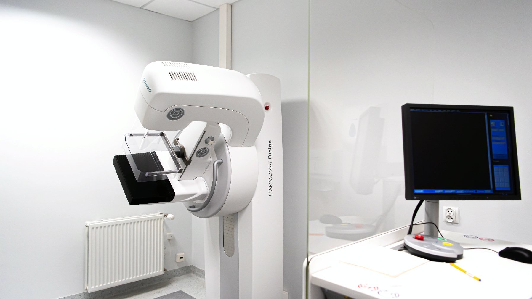 Na zdjęciu mammograf stojący w gabinecie lekarskim - grafika artykułu