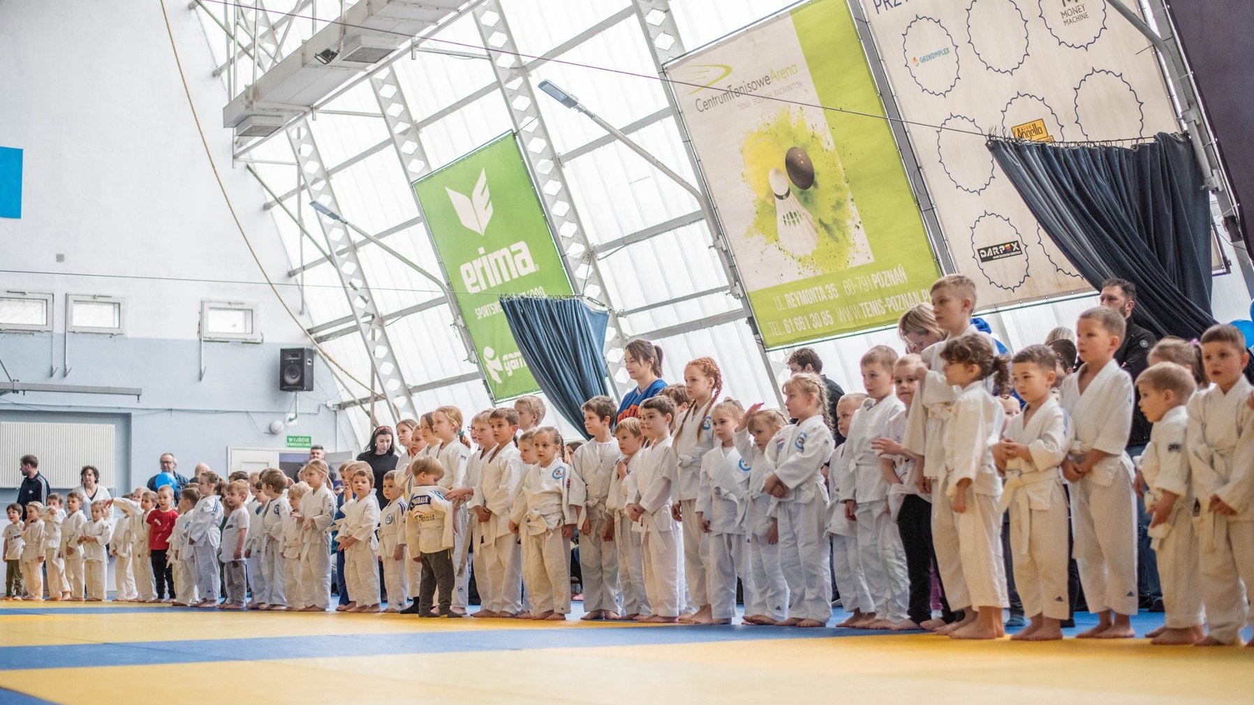 Na zdjęciu młodzi judocy stojący w rzędzie