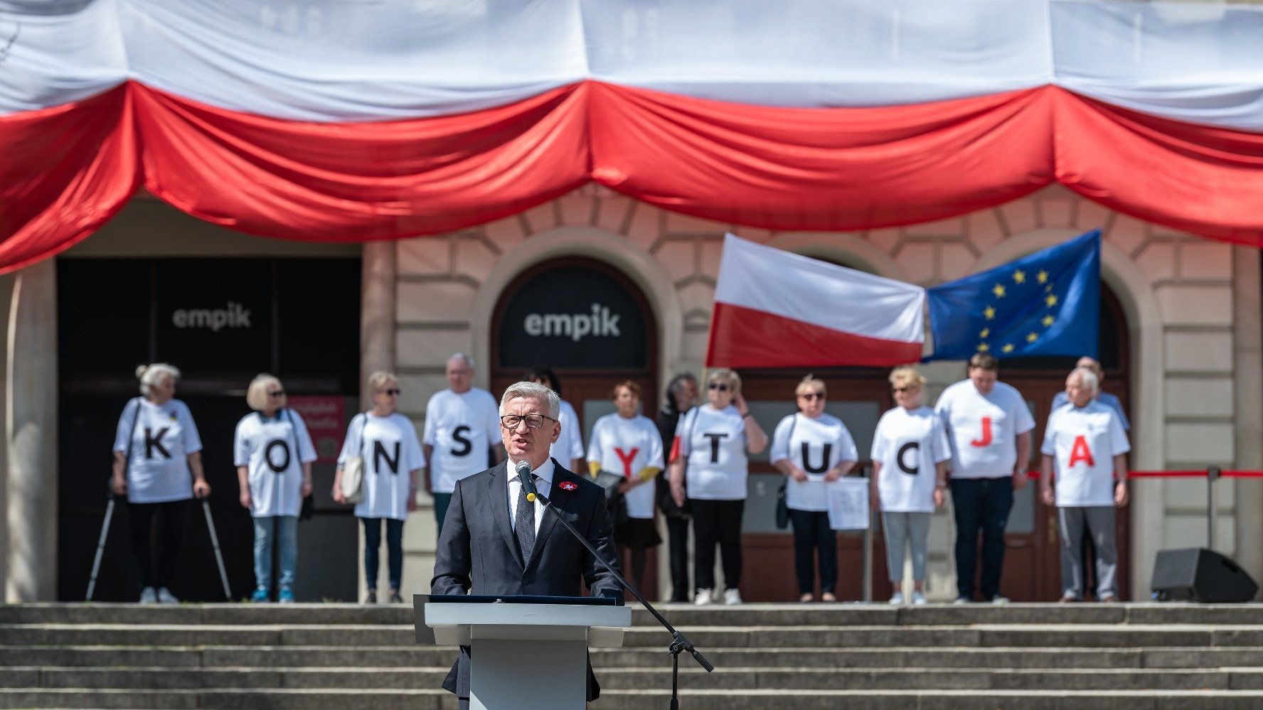 Galeria zdjęć przedstawia zeszloroczne obchody Święta Konstytucji 3 Maja, które odbyły się na pl. Wolności w Poznaniu. - grafika artykułu