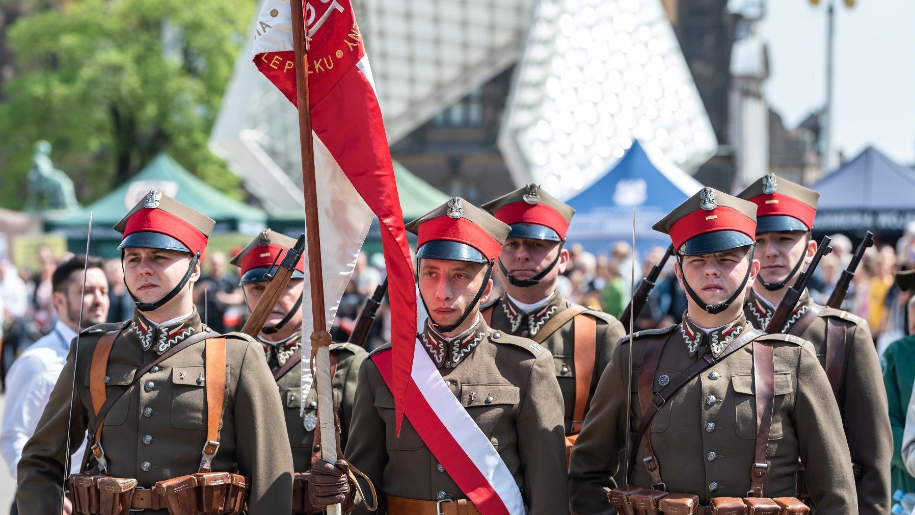 Galeria zdjęć przedstawia zeszloroczne obchody Święta Konstytucji 3 Maja, które odbyły się na pl. Wolności w Poznaniu.