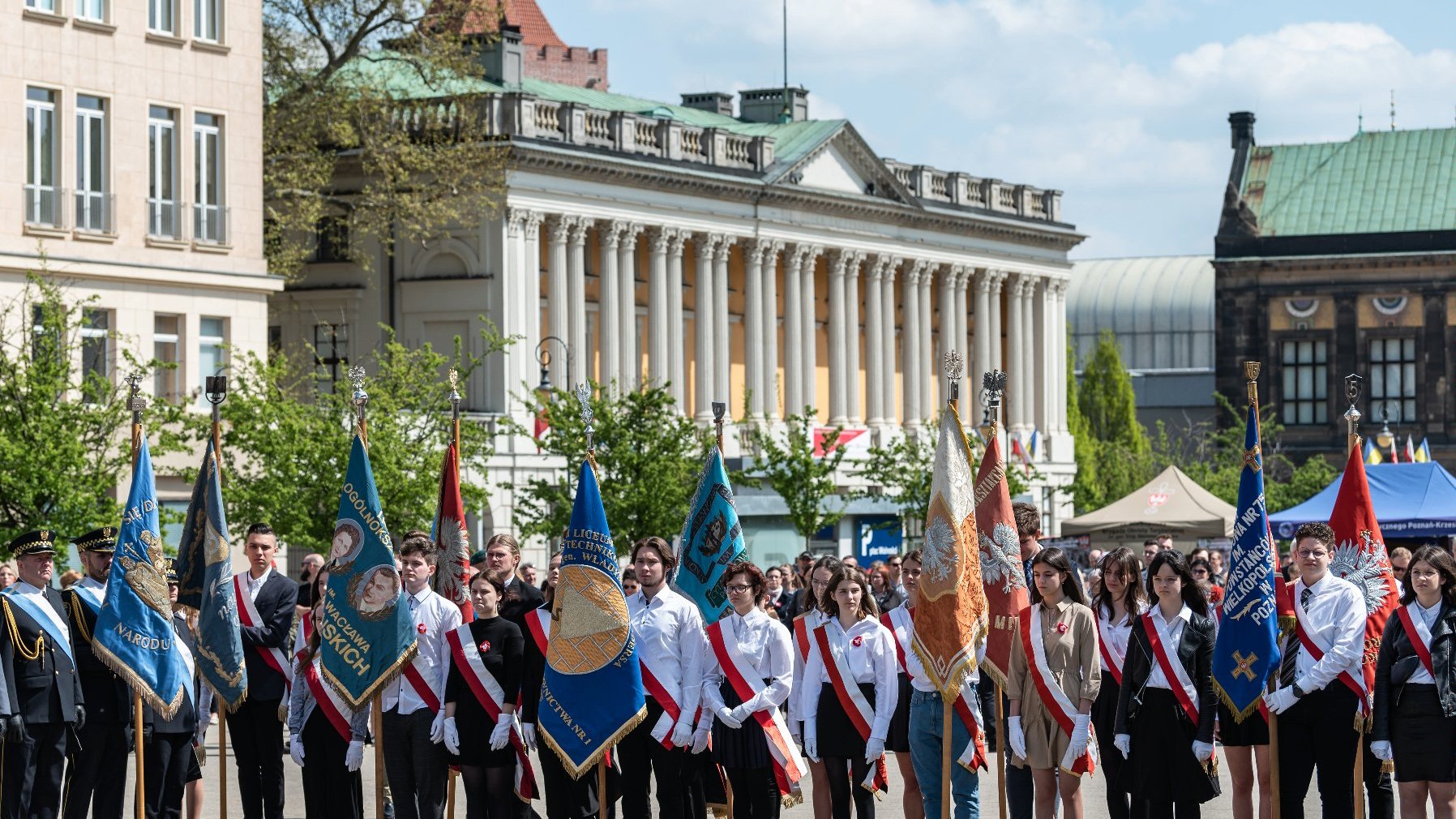Galeria zdjęć przedstawia zeszloroczne obchody Święta Konstytucji 3 Maja, które odbyły się na pl. Wolności w Poznaniu.