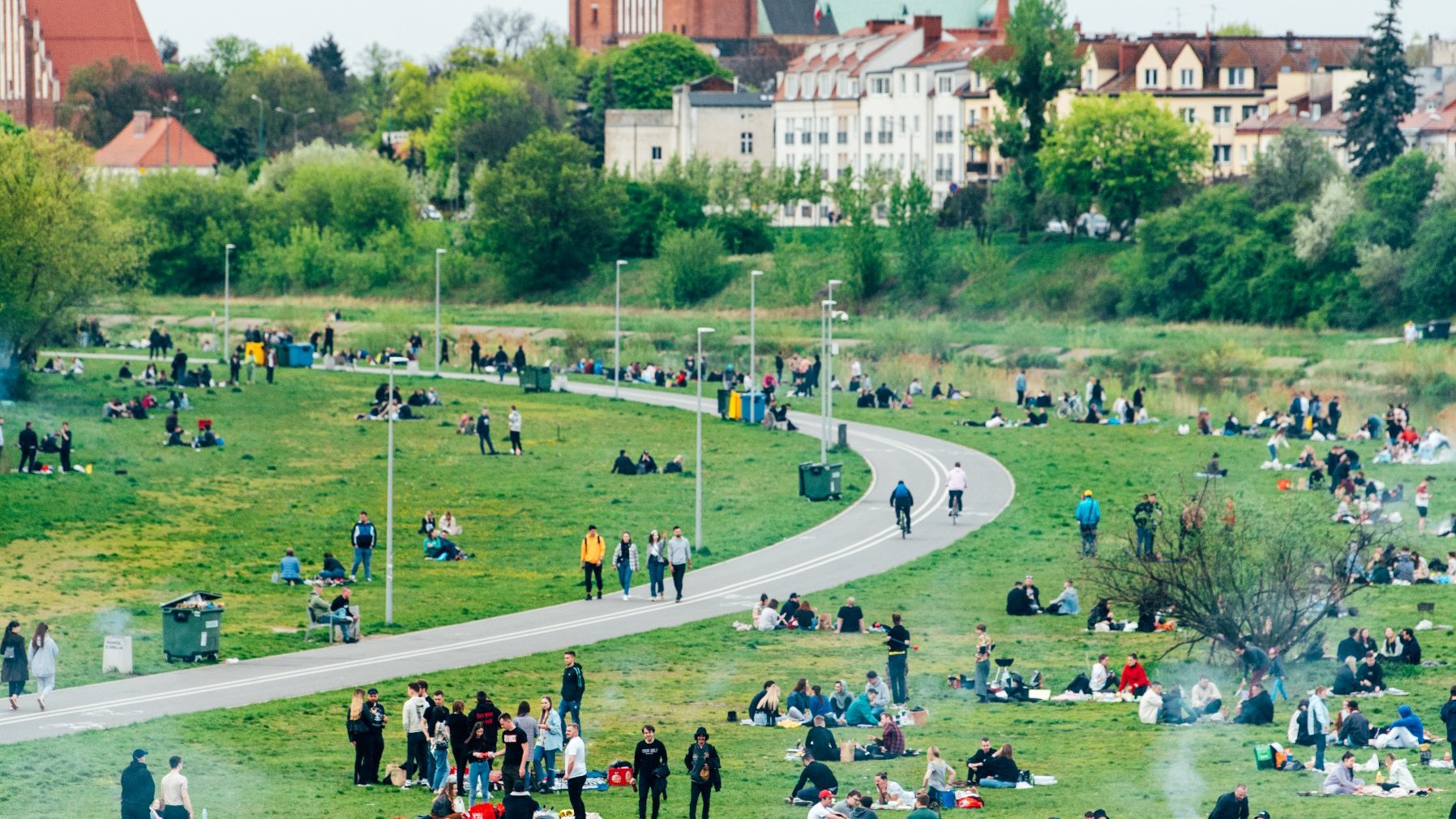 Galeria zdjęć przedstawia pojemniki na odpady oraz ludzi wypoczywającyc nad Wartą.