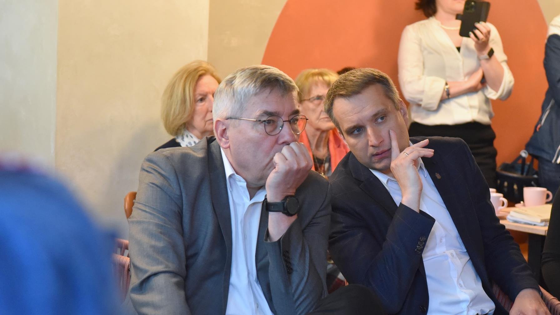 Na zdjęciu zastępca prezydenta Poznania i przewodniczący rady maista słuchają