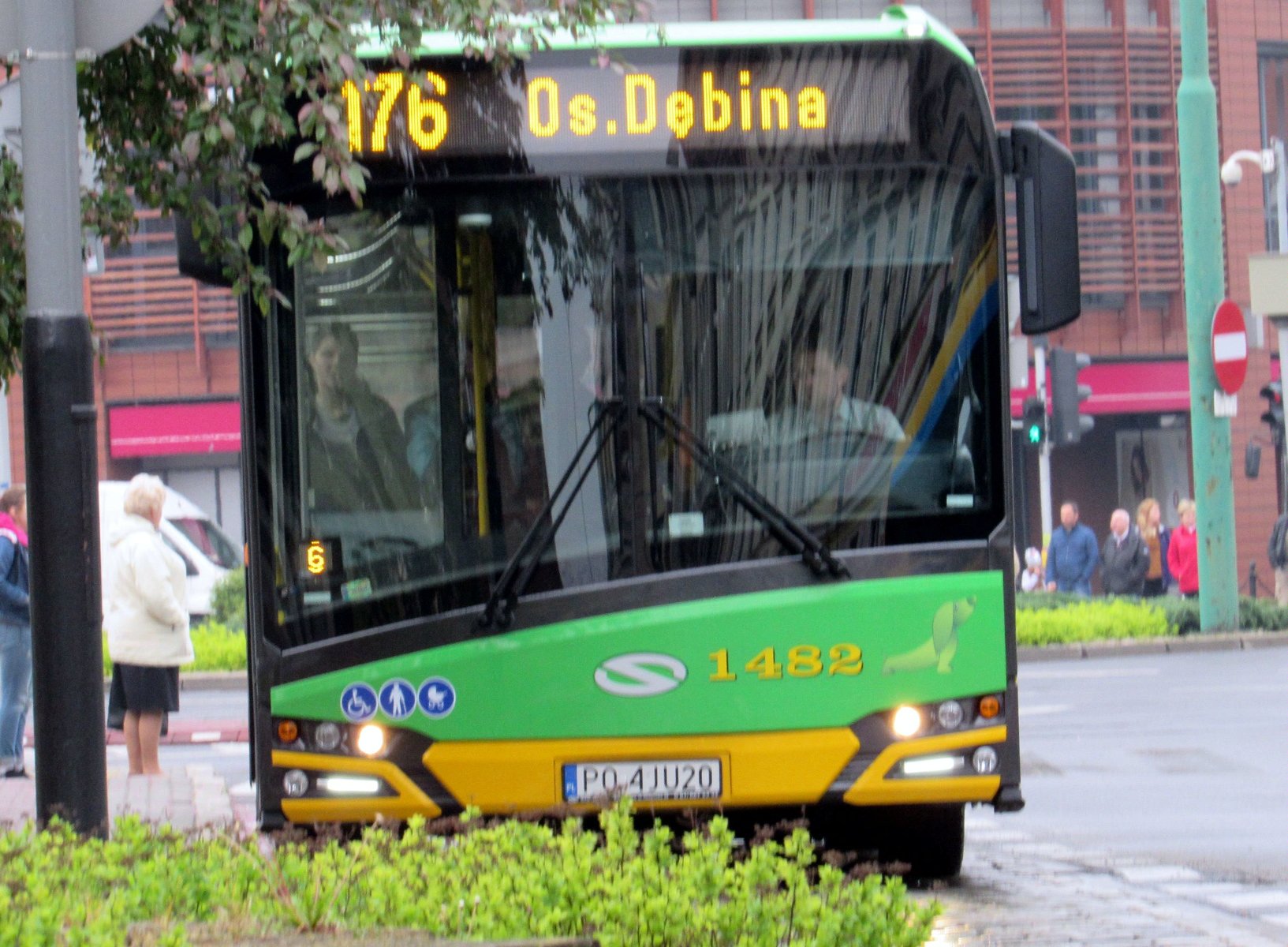 Autobus linii nr 176 - grafika artykułu