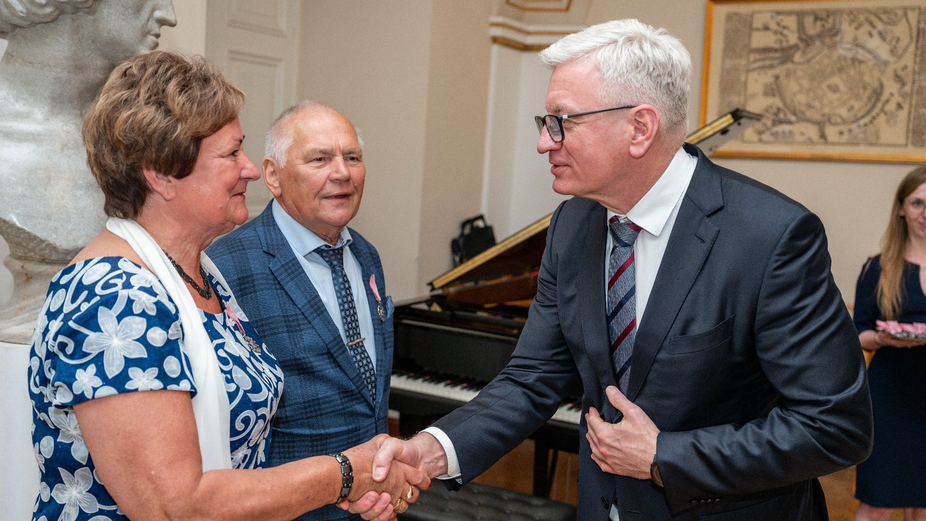 Na zdjęciu prezydent Poznania gratulujący parze małżonków