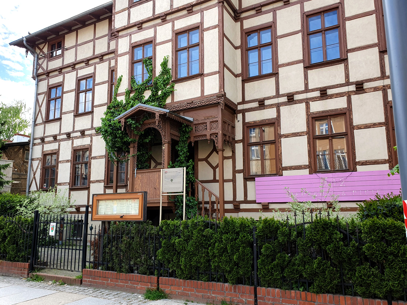Galeria zdjęć przedstawia nieruchomość przy ul. Dąbrowskiego 42. - grafika artykułu