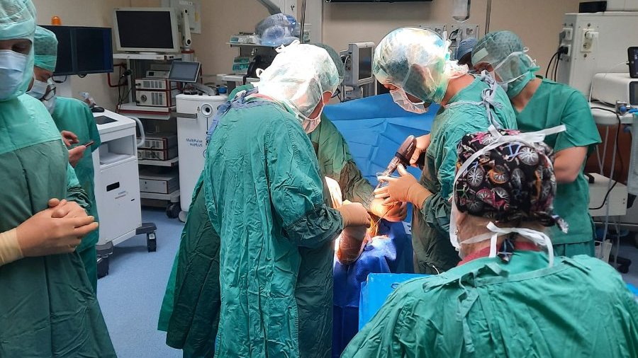 Na zdjęciu zespół chirurgów podczas operacji