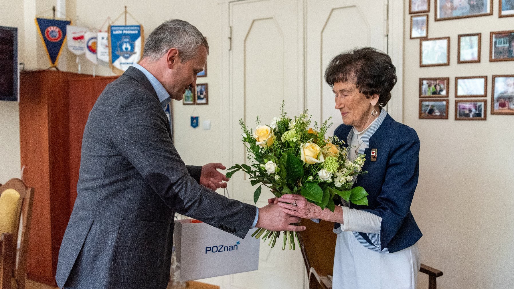 Na zdjęciu zastępca prezydenta Poznania wręczający kwiaty kobiecie