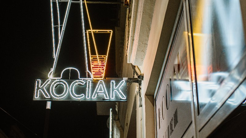 Na zdjęciu neon kawiarni kociak