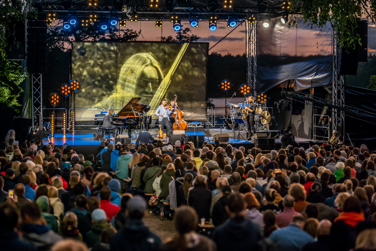 Zdjęcie z zeszłorocznego Enter Festivalu. Ludzie słuchający koncertu - grafika artykułu