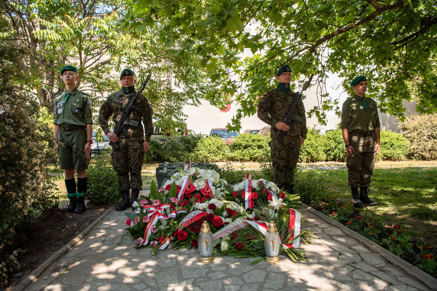 Galeria zdjęć przedstawia obchody Dnia Hołdu i Pamięci Ofiar Reżimu Komunistycznego. - grafika artykułu